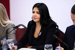 Rrezarta Krasniqi i reagon Abdixhikut: Fajtoren për rezultatin e vitit 2020 e kandidove për Presidente Rrezarta Krasniqi i reagon Abdixhikut: Fajtoren për rezultatin e vitit 2020 e kandidove për Presidente