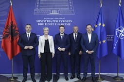 Ferit Hoxha i pret në takim përfaqësuesit e Luginës: Të drejtat e shqiptarëve prioritet i aksionit diplomatik të Shqipërisë Ferit Hoxha i pret në takim përfaqësuesit e Luginës: Të drejtat e shqiptarëve prioritet i aksionit diplomatik të Shqipërisë