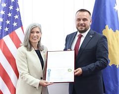 Maqedonci nderon senatoren amerikane Ernst me “Medalje për Shërbim të Shquar” Maqedonci nderon senatoren amerikane Ernst me “Medalje për Shërbim të Shquar”