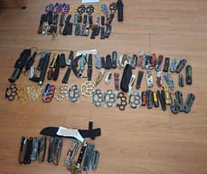 Aksion në “Qarshinë e Gjatë” në Pejë, Policia sekuestron 86 thika e 19 boksa metali Aksion në “Qarshinë e Gjatë” në Pejë, Policia sekuestron 86 thika e 19 boksa metali