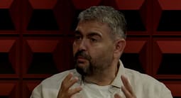 “Ka qenë i rrahun e i përgjakun, ishte nëntori i vitit 1990 kur familja jem e kuptoi që duhet me u kthy n’Kosovë”, Spahiu emocionohet teksa flet për babain e tij dhe jetën në Beograd “Ka qenë i rrahun e i përgjakun, ishte nëntori i vitit 1990 kur familja jem e kuptoi që duhet me u kthy n’Kosovë”, Spahiu emocionohet teksa flet për babain e tij dhe jetën në Beograd