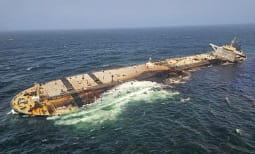 Derdhet nafta nga një anije në brigjet e Omanit, mbulon rreth 1300 kilometra katrorë Derdhet nafta nga një anije në brigjet e Omanit, mbulon rreth 1300 kilometra katrorë