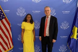 Ambasadori i BE-së në Kosovë e fillon misonin diplomatik në Kosovë duke u takuar me të Ngarkuarën me Punë të SHBA-së Ambasadori i BE-së në Kosovë e fillon misonin diplomatik në Kosovë duke u takuar me të Ngarkuarën me Punë të SHBA-së
