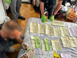 Para të gatshme rreth 40 mijë euro e katër telefona – Policia jep detaje nga bastisja në vendbanimin e të arrestuarit për spiunazh Para të gatshme rreth 40 mijë euro e katër telefona – Policia jep detaje nga bastisja në vendbanimin e të arrestuarit për spiunazh