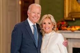 Jill Biden: Mendova se Biden po pësonte goditje në tru gjatë debatit me Trump në 2024-ën, u frikësova Jill Biden: Mendova se Biden po pësonte goditje në tru gjatë debatit me Trump në 2024-ën, u frikësova