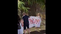 Plas dhuna në Serbinë e Vuçiqit: Militantë të SNS-së sulmojnë protestuesit në Veternik, gjithçka në sy të policisë Plas dhuna në Serbinë e Vuçiqit: Militantë të SNS-së sulmojnë protestuesit në Veternik, gjithçka në sy të policisë