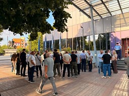 PDK bashkë me asamblistë, drejtorë e aktivistë nga komuna e Mitrovicës bllokojnë hyrjen e Qeverisë PDK bashkë me asamblistë, drejtorë e aktivistë nga komuna e Mitrovicës bllokojnë hyrjen e Qeverisë