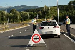 Voziti 161 km në orë, gjobitet shoferi me 500 euro dhe i ndalohet të vozitë 6 muaj Voziti 161 km në orë, gjobitet shoferi me 500 euro dhe i ndalohet të vozitë 6 muaj