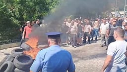 Disa qytetarë protestojnë në Han të Elezit kundër përdorimit dhe djegies së gomave nga SharrCem, simbolikisht djegin goma Disa qytetarë protestojnë në Han të Elezit kundër përdorimit dhe djegies së gomave nga SharrCem, simbolikisht djegin goma