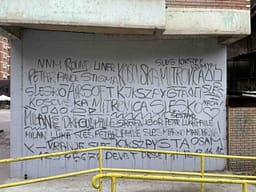 Shkruan grafitin “Kosovska Mitrovica” në veri, katër persona shoqërohen në polici Shkruan grafitin “Kosovska Mitrovica” në veri, katër persona shoqërohen në polici