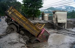 Katastrofa në Nepal, shkencëtarët: Shembja e akullnajës shkaktoi përmbytjen masive Katastrofa në Nepal, shkencëtarët: Shembja e akullnajës shkaktoi përmbytjen masive