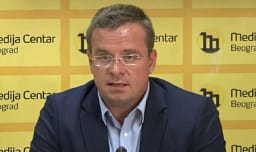 Avokati serb: Lojë e dyfishtë e Vuçiqit, Evropës i flet ndryshe – Mlladiqin e nderon me ceremoni shtetërore Avokati serb: Lojë e dyfishtë e Vuçiqit, Evropës i flet ndryshe – Mlladiqin e nderon me ceremoni shtetërore