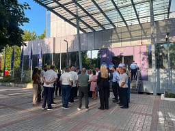 Deputetët e PDK-së dhe Aleancës bllokojnë sërish hyrjen e Qeverisë Deputetët e PDK-së dhe Aleancës bllokojnë sërish hyrjen e Qeverisë