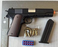 Kanos kolegun me armë lodër dhe rrezikon trafikun, arrestohet një person në Prishtinë Kanos kolegun me armë lodër dhe rrezikon trafikun, arrestohet një person në Prishtinë