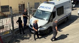 Alarm për bombë në Gjykatën e Lezhës, evakuohet godina dhe ndërpriten seancat Alarm për bombë në Gjykatën e Lezhës, evakuohet godina dhe ndërpriten seancat