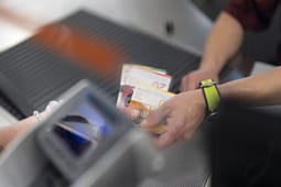 Frangu zviceran forcohet ndjeshëm pas njoftimit nga SHBA-ja Frangu zviceran forcohet ndjeshëm pas njoftimit nga SHBA-ja
