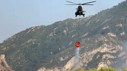 Dy vatra të zjarrit në një lagje të Krujës, nis ndërhyrja për shuarjen e tyre dhe parandalimin e riaktivizimit Dy vatra të zjarrit në një lagje të Krujës, nis ndërhyrja për shuarjen e tyre dhe parandalimin e riaktivizimit