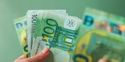 Dyshohet se 2000 euro të falsifikuara u deponuan në një bankë në Ferizaj Dyshohet se 2000 euro të falsifikuara u deponuan në një bankë në Ferizaj