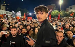 Nipi i Rexhep Selimit në protestë: Ne nuk trashëguam vetëm një shtet, trashëguam një amanet Nipi i Rexhep Selimit në protestë: Ne nuk trashëguam vetëm një shtet, trashëguam një amanet