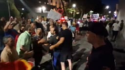 Përshkallëzohet protesta në Tiranë, tubuesit kërkojnë të hyjnë në ambientet e Kryeministrisë Përshkallëzohet protesta në Tiranë, tubuesit kërkojnë të hyjnë në ambientet e Kryeministrisë