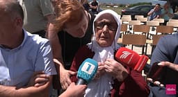 Nëna e heroit Ali Ajeti e emocionuar pas zbulimit të pllakës përkujtimore, në Shtedim të Podujevës Nëna e heroit Ali Ajeti e emocionuar pas zbulimit të pllakës përkujtimore, në Shtedim të Podujevës