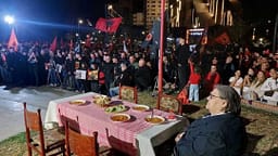 Gjakova në protestë për ish-krerët e UÇK-së, mes pjesëmarrësve edhe Ferdonije Qerkezi Gjakova në protestë për ish-krerët e UÇK-së, mes pjesëmarrësve edhe Ferdonije Qerkezi