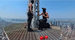 Propozimi i bujshëm në majën e Empire State: Mes puthjeve dhe përqafimeve, çifti i famshëm del para Gjykatës Propozimi i bujshëm në majën e Empire State: Mes puthjeve dhe përqafimeve, çifti i famshëm del para Gjykatës