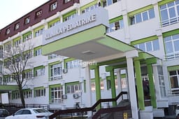 E mitura që ra nga kati i gjashtë i një banese në Pejë, nga QKUK tregojnë për gjendjen e saj E mitura që ra nga kati i gjashtë i një banese në Pejë, nga QKUK tregojnë për gjendjen e saj