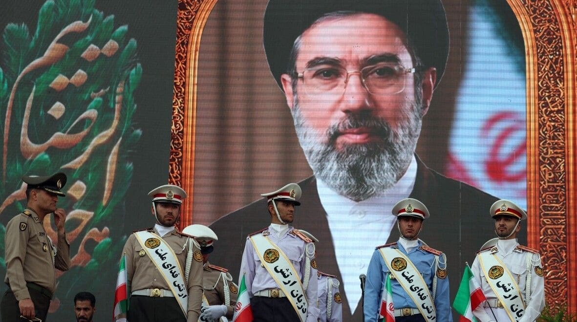 Udhëheqësi suprem i Iranit takohet me shefin ushtarak për 'masa të reja' Udhëheqësi suprem i Iranit takohet me shefin ushtarak për 'masa të reja'