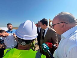 Kurti merr pjesë në ceremoninë e fillimit të punimeve në Parkun Industrial në Livadicë të Podujevës Kurti merr pjesë në ceremoninë e fillimit të punimeve në Parkun Industrial në Livadicë të Podujevës