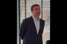 Kurti premton çerdhe publike, investime në ujësjellës e rrugë në Han të Elezit Kurti premton çerdhe publike, investime në ujësjellës e rrugë në Han të Elezit