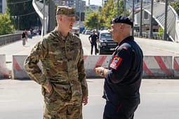 Gjeneral Brigadieri i KFOR viziton Urën e Ibrit: Po e ndryshojmë pozicionimin – të gatshëm për t’u përgjigjur nëse nevojitet Gjeneral Brigadieri i KFOR viziton Urën e Ibrit: Po e ndryshojmë pozicionimin – të gatshëm për t’u përgjigjur nëse nevojitet
