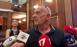 “Kushtetutshmëria është themeli i shoqërive të zhvilluara”, flet mërgimtari që mbajti pankartën “Kurti n’burg” “Kushtetutshmëria është themeli i shoqërive të zhvilluara”, flet mërgimtari që mbajti pankartën “Kurti n’burg”