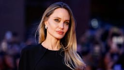 Angelina Jolie flet për dashurinë pas divorcit: Nuk kam dalë me askënd për dhjetë vjet Angelina Jolie flet për dashurinë pas divorcit: Nuk kam dalë me askënd për dhjetë vjet