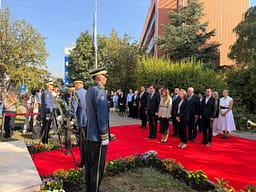 Në përvjetorin e 11 shtatorit, Haxhiu dhe Kurti bëjnë homazhe te memoriali “Kosova kujton” Në përvjetorin e 11 shtatorit, Haxhiu dhe Kurti bëjnë homazhe te memoriali “Kosova kujton”