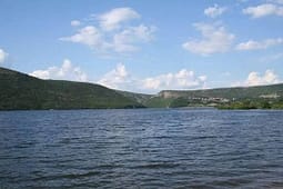 Rreth 30 mijë euro u gjetën brenda një veture në afërsi të liqenit të Vërmicës, rasti po hetohet Rreth 30 mijë euro u gjetën brenda një veture në afërsi të liqenit të Vërmicës, rasti po hetohet