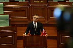 Tahiri kërkon rezolutë të Kuvendit për vendimin e Hagës: Heshtja dhe kalkulimi politik nuk duhet të jenë politikë ditore Tahiri kërkon rezolutë të Kuvendit për vendimin e Hagës: Heshtja dhe kalkulimi politik nuk duhet të jenë politikë ditore