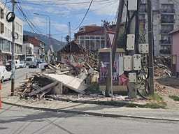 Zyrtarë të Komunës së Mitrovicës së Veriut përfundojnë në Polici, tensione rreth prishjes së disa objekteve Zyrtarë të Komunës së Mitrovicës së Veriut përfundojnë në Polici, tensione rreth prishjes së disa objekteve