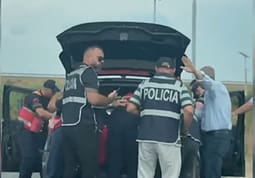 “Dil jashtë ore, dil jashtë shtrihu”, Pamje të reja nga arrestimi i autorit të vrasjes së turistit në Ksamil “Dil jashtë ore, dil jashtë shtrihu”, Pamje të reja nga arrestimi i autorit të vrasjes së turistit në Ksamil