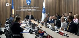 Debat i ashpër në KGJK për dorëheqjet e serbëve, dështon mbledhja për kuorum Debat i ashpër në KGJK për dorëheqjet e serbëve, dështon mbledhja për kuorum