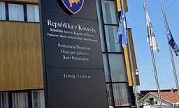 E therën me thikë dhe e goditën me grushte e shqelma- Kërkohet paraburgimi i dy personave për tentim vrasje në Ferizaj E therën me thikë dhe e goditën me grushte e shqelma- Kërkohet paraburgimi i dy personave për tentim vrasje në Ferizaj