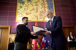 Rama bën jehonë në Kiev me deklaratën për mbështetje ndaj Ukrainës, pavarësisht qëndrimit të Zelenskyt për Kosovën Rama bën jehonë në Kiev me deklaratën për mbështetje ndaj Ukrainës, pavarësisht qëndrimit të Zelenskyt për Kosovën