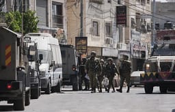 Izraeli paralajmëron dërgimin e forcave shtesë në fshatin e rrethuar nga kolonët Izraeli paralajmëron dërgimin e forcave shtesë në fshatin e rrethuar nga kolonët