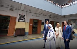Hoxha falënderon Rubion për nderimin e Nënë Terezës Hoxha falënderon Rubion për nderimin e Nënë Terezës