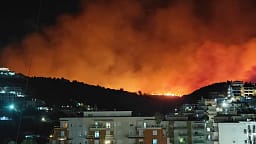 Dy banesa të djegura në Himarë, rrezikohen edhe 40 të tjera Dy banesa të djegura në Himarë, rrezikohen edhe 40 të tjera