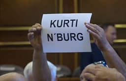 “Kurti n’burg”, një mërgimtar mban një pankartë në Kuvend, ia heqin nga duart “Kurti n’burg”, një mërgimtar mban një pankartë në Kuvend, ia heqin nga duart