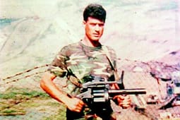 Thaçi rrëfen udhëtimin drejt Parisit: Mora me vete emblemën e UÇK-së, e futa në xhepin e këmishës, ngjitur me zemrën Thaçi rrëfen udhëtimin drejt Parisit: Mora me vete emblemën e UÇK-së, e futa në xhepin e këmishës, ngjitur me zemrën