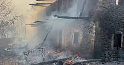 Flakët dalin jashtë kontrollit në Pukë, shkrumbohen 3 banesa – nis evakuimi i banorëve Flakët dalin jashtë kontrollit në Pukë, shkrumbohen 3 banesa – nis evakuimi i banorëve