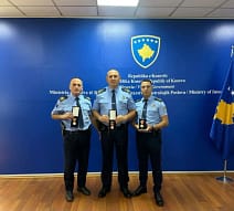 Tre policët e Podujevës nderohen me medalje për shpëtimin e jetës Tre policët e Podujevës nderohen me medalje për shpëtimin e jetës