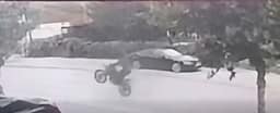 22-vjeçari kryen veprime të rrezikshme me motoçikletë në Shtime, policia e gjobit me 500 euro 22-vjeçari kryen veprime të rrezikshme me motoçikletë në Shtime, policia e gjobit me 500 euro